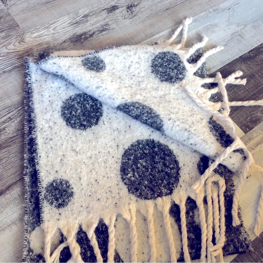 Unbranded cream and gray chunky knit large scarf wrap - Picture 3 of 5